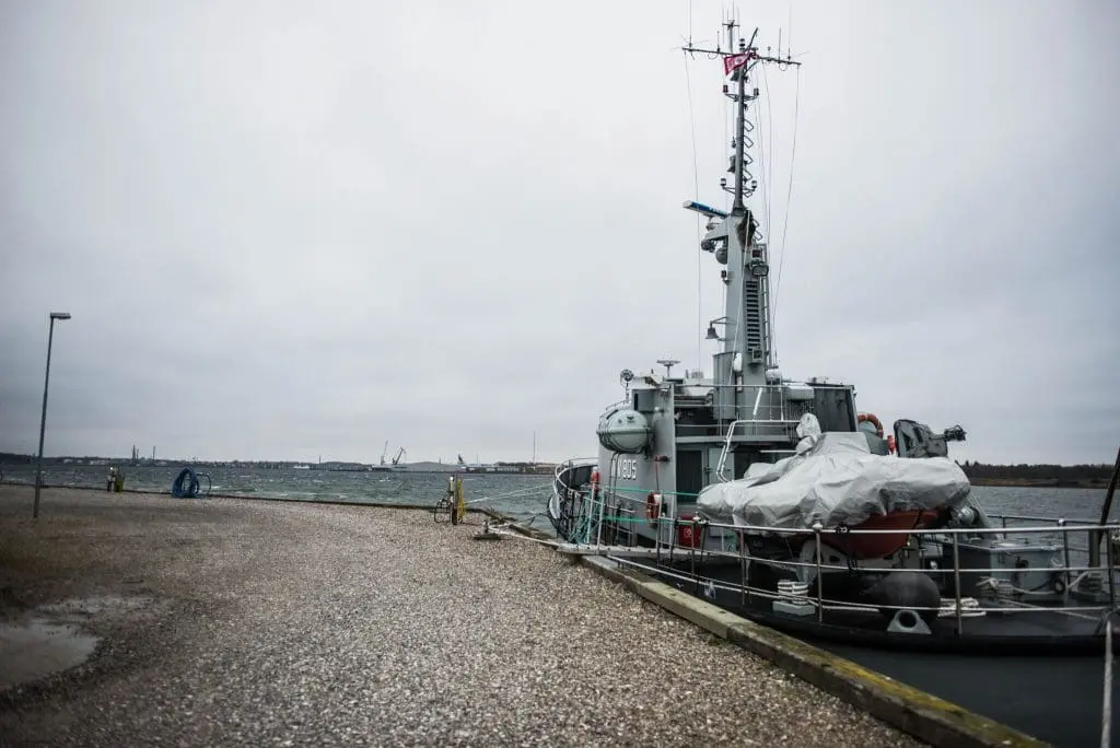 Slipshavn som viser en militærbåd